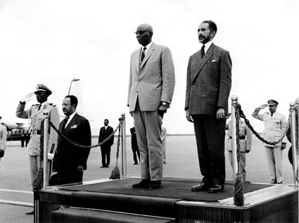 Sur le podium à gauche, Sa Majesté Mwambutsa IV à côté de l’empereur Hailé Selassié d’Ethiopie à Addis Abeba en 1963 lors du 1er sommet qui a créé l’OUA
